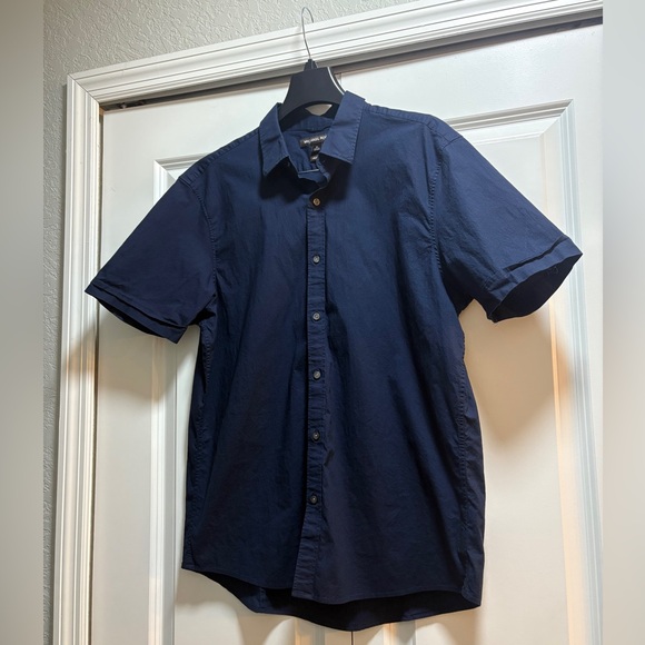 Men’s XL navy button up short sleeve shirt (fits more like a large) - Picture 1 of 3